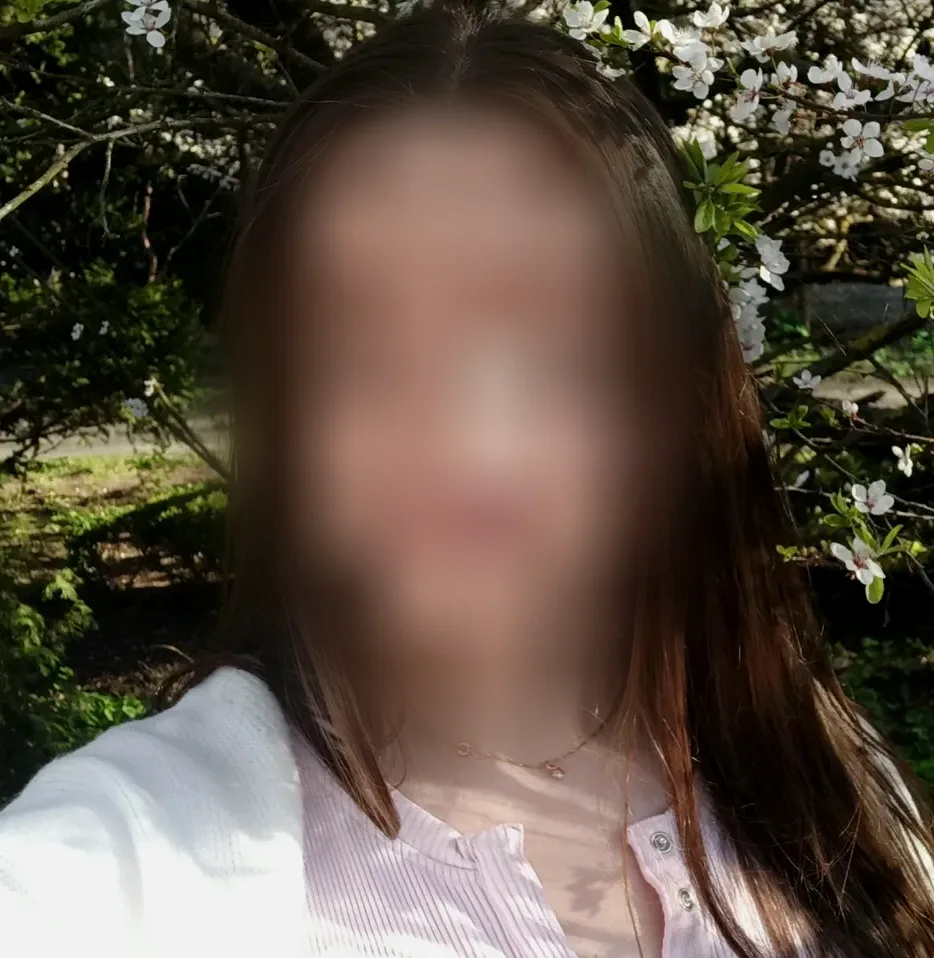 Caroline, 32