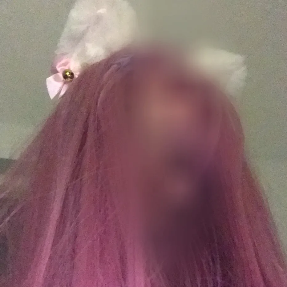 Ester, 22