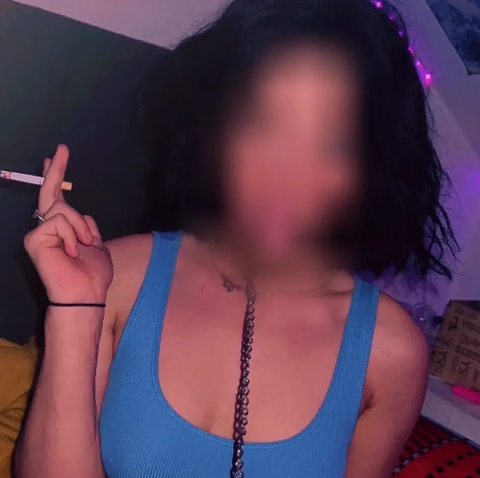 Isabelle, 23